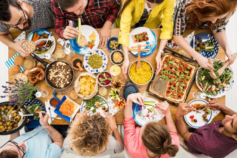 tavola imbandita con piatti tipici italiani 1