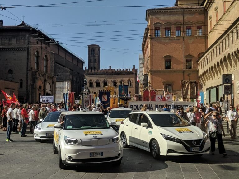 Come funziona il servizio B Taxi a Bologna e come prenotarlo 19 taxi bolognese in movimento tra le strade