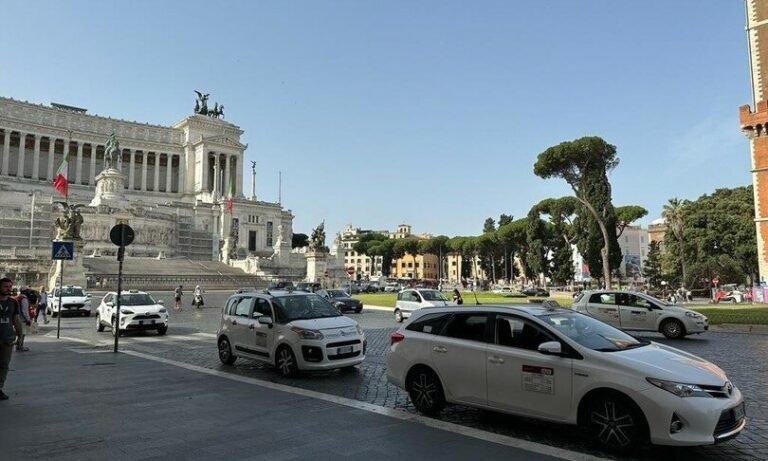 Dove trovare un servizio di radio taxi a Ostia per le tue esigenze 36 taxi che aspetta in una piazza di ostia