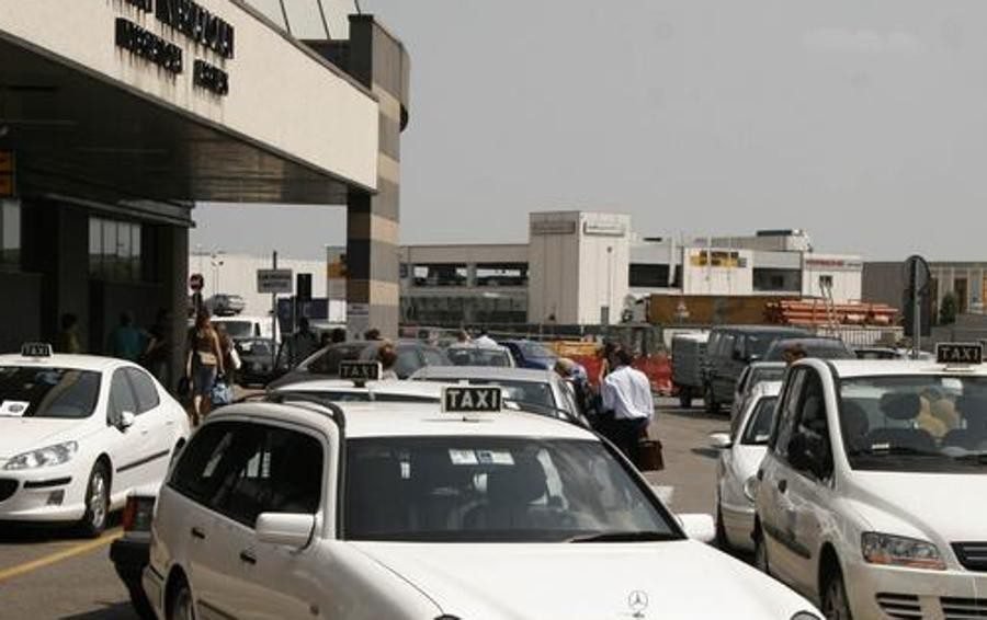 taxi in attesa davanti a un aeroporto