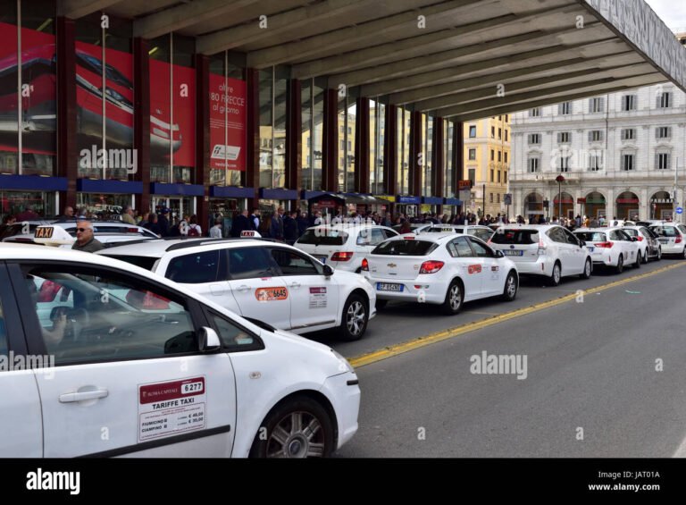 taxi in attesa vicino alla stazione