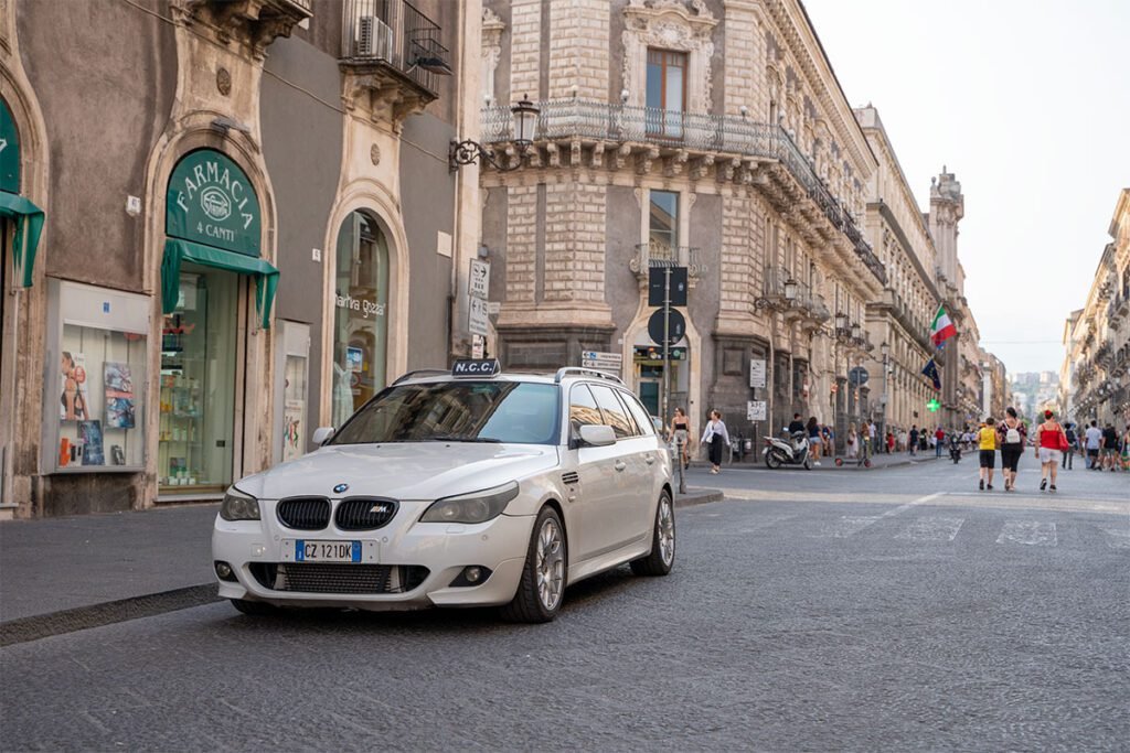 taxi in una strada di aci santantonio