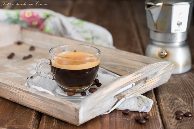 tazza di caffe fumante con moka