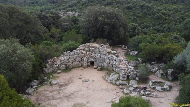 templi megalitici circondati da paesaggi naturali