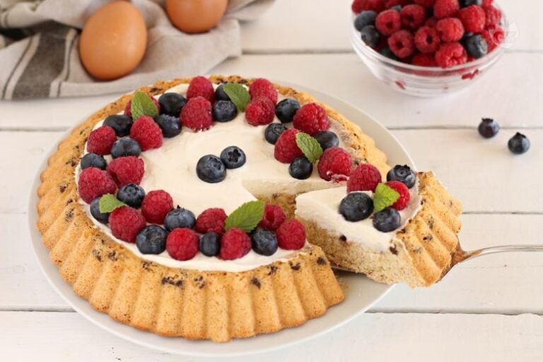 torta allo yogurt decorata con frutta fresca