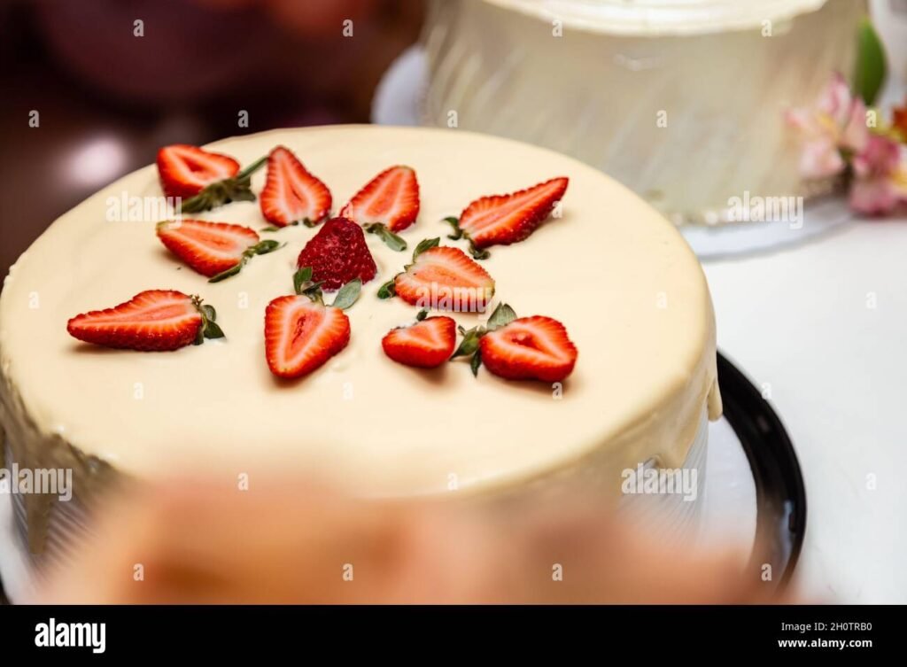 torta decorata su un tavolo festivo