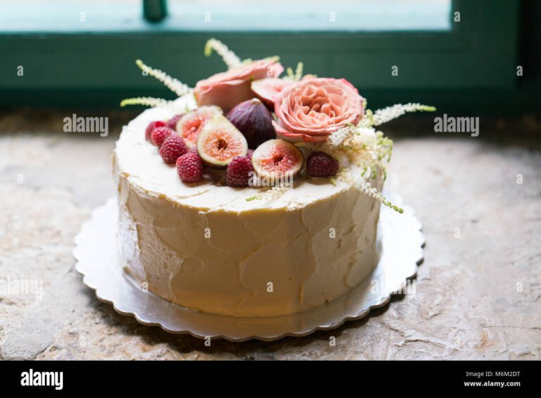 torta nuziale decorata con fiori e frutta