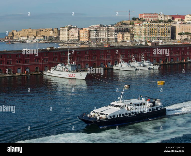 Come prenotare un viaggio in traghetto da Napoli a Stromboli con SNAV 11 traghetto in partenza dal porto di napoli