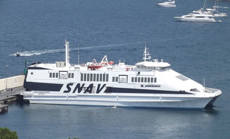 traghetto snav in partenza da ischia