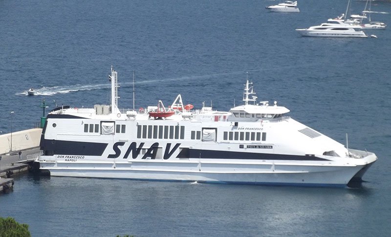 Come posso prenotare il traghetto Snav da Ischia a Napoli