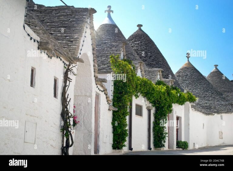 trulli bianchi con tetti conici a alberobello