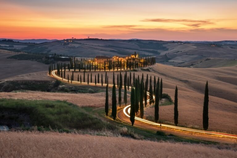 tubi colorati in un paesaggio toscano