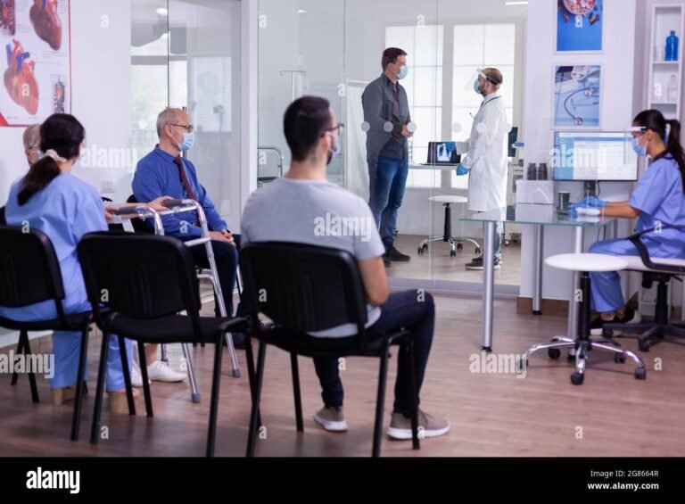 Che servizi offre il Patronato ACLI di Corsico ai cittadini 10 ufficio di assistenza sociale affollato