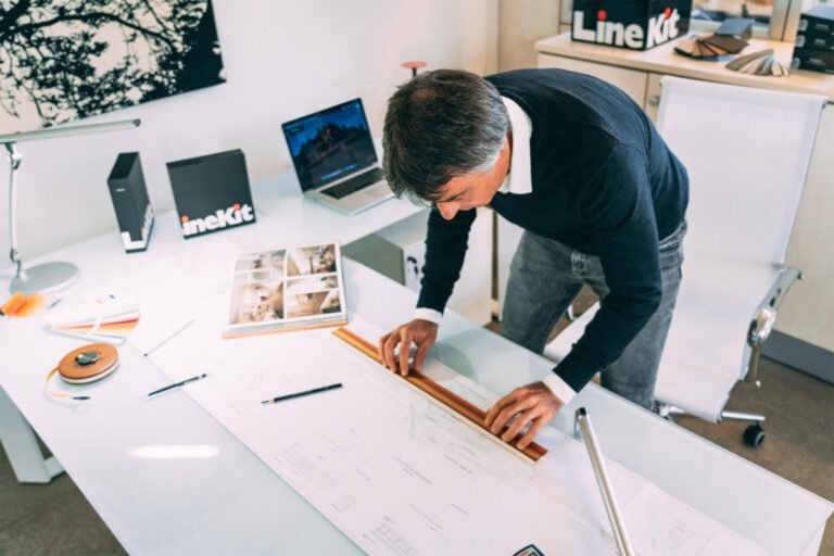 ufficio moderno con professionisti al lavoro