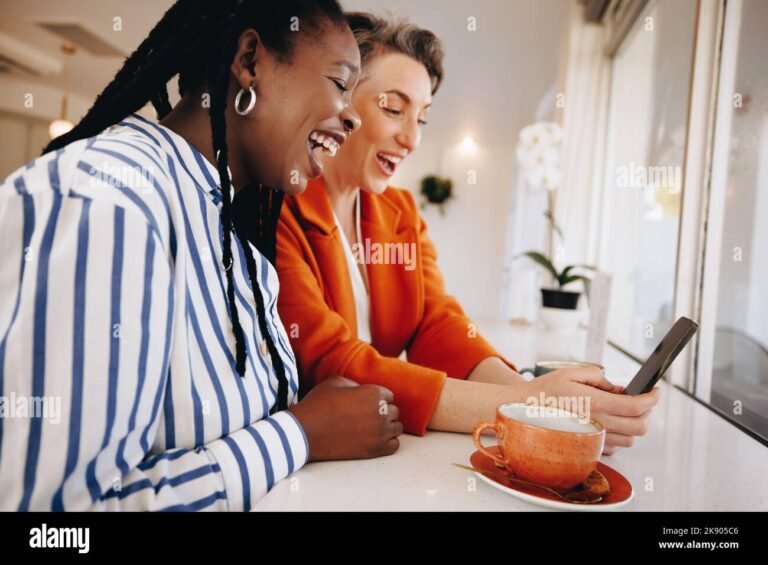 un accogliente caffe con clienti felici