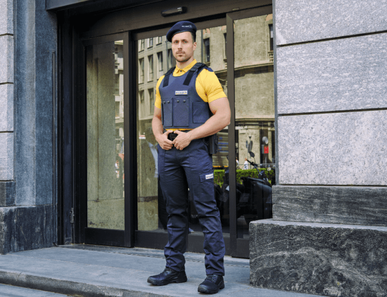 un agente di sicurezza in azione