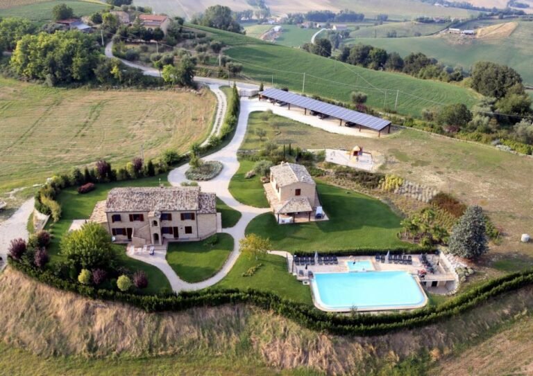 un agriturismo circondato da campi verdi