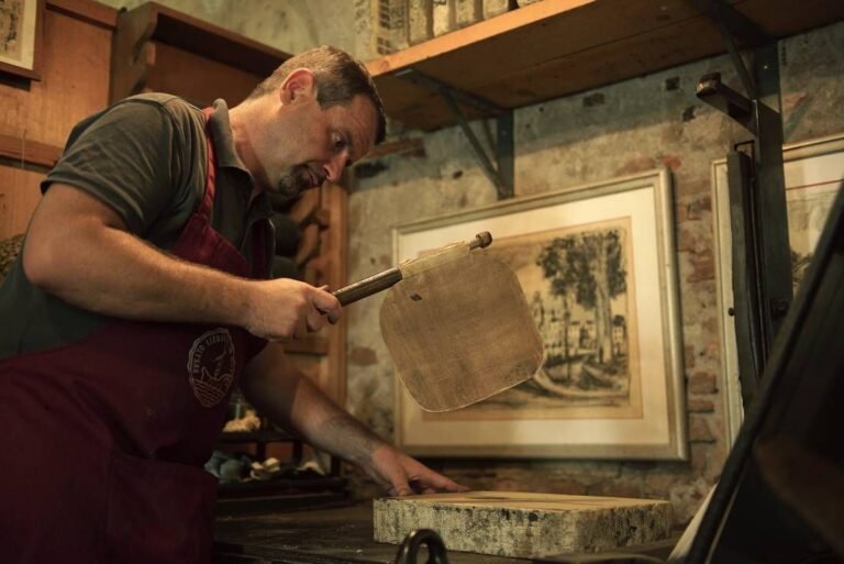 un artigiano al lavoro su un viaggio