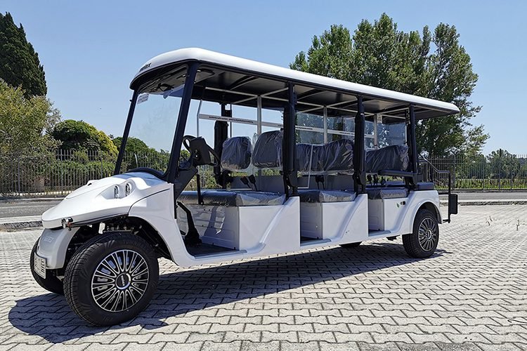un autobus che trasporta passeggeri a domicilio