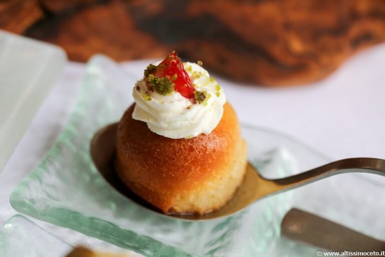 un baba du lac ricoperto di crema