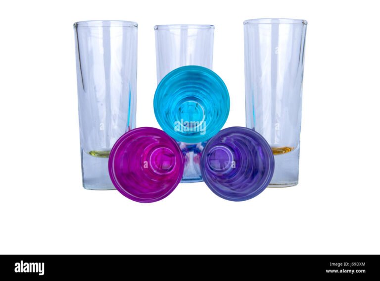 Cosa sono i N'Joy Food & Drinks e come possono migliorare la tua esperienza 3 un bicchiere colorato di cocktail rinfrescante