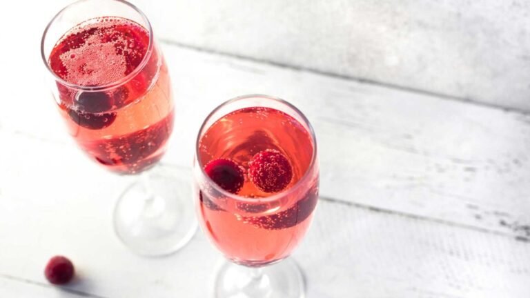 Come si prepara un cocktail Kir Royal delizioso e rinfrescante 23 un bicchiere di kir royal elegante