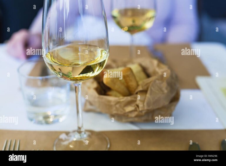 Come posso effettuare il login per Giordano Vini 32 un bicchiere di vino su un tavolo