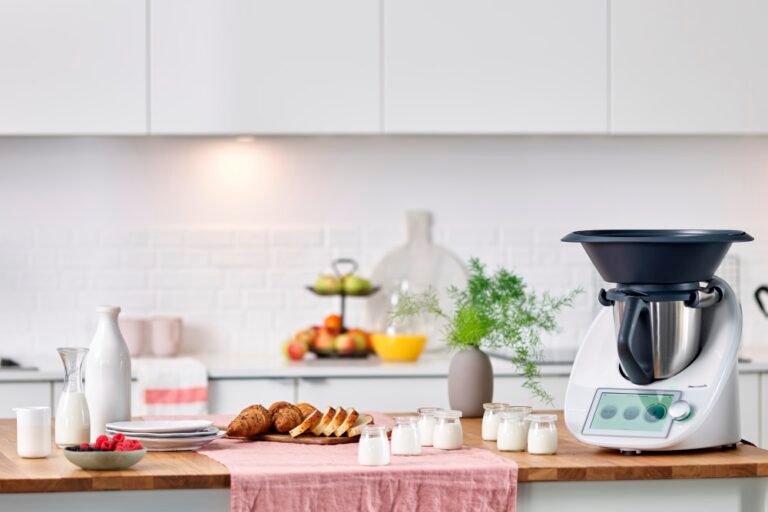 un bimby su un tavolo di cucina