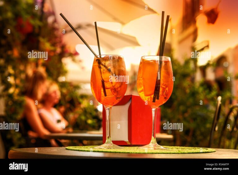 un brindisi con spritz in un bar romano