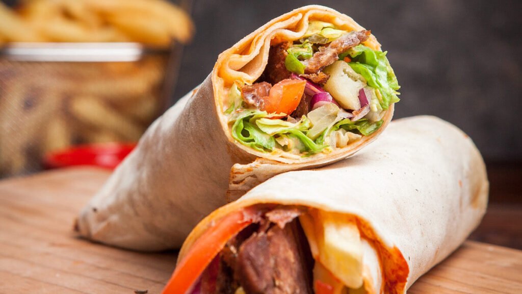 un burrito gigante con ingredienti colorati