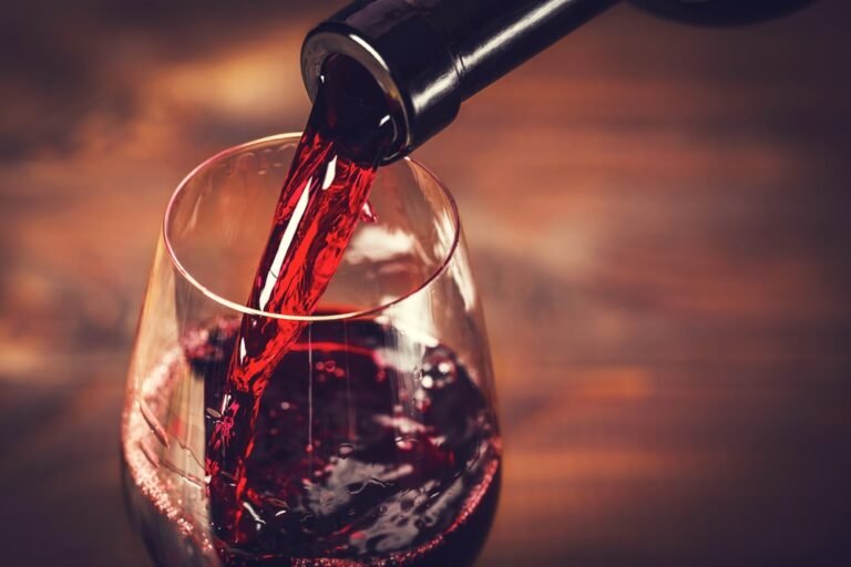 un calice di vino rosso intenso
