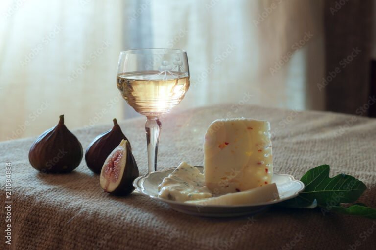 un calice di vino su un tavolo rustico