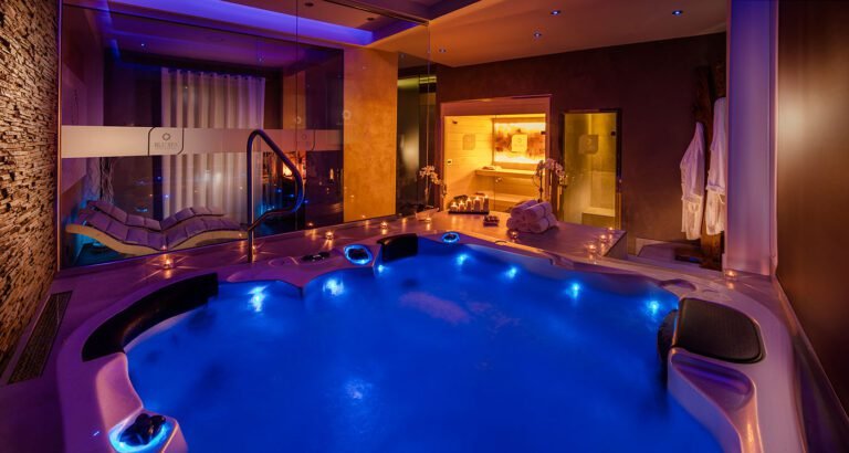 un centro benessere con piscine e massaggi