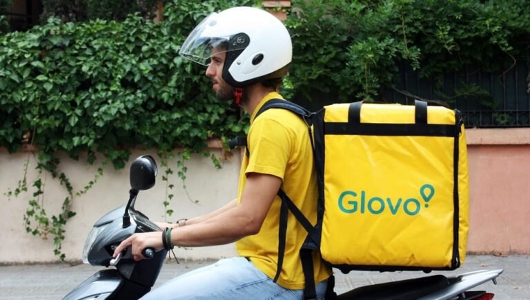 un ciclo di consegna con una borsa glovo