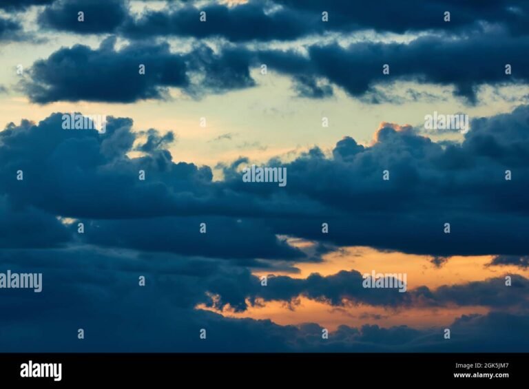 Che significato ha l’amico blu nel contesto della canzone 'Alba' 32 un cielo sereno allalba con nuvole blu