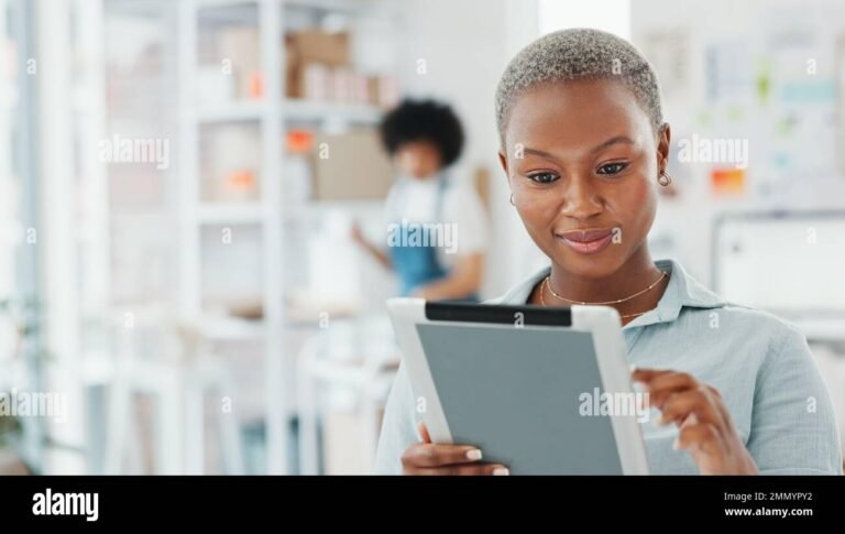 un cliente felice che controlla ordini online