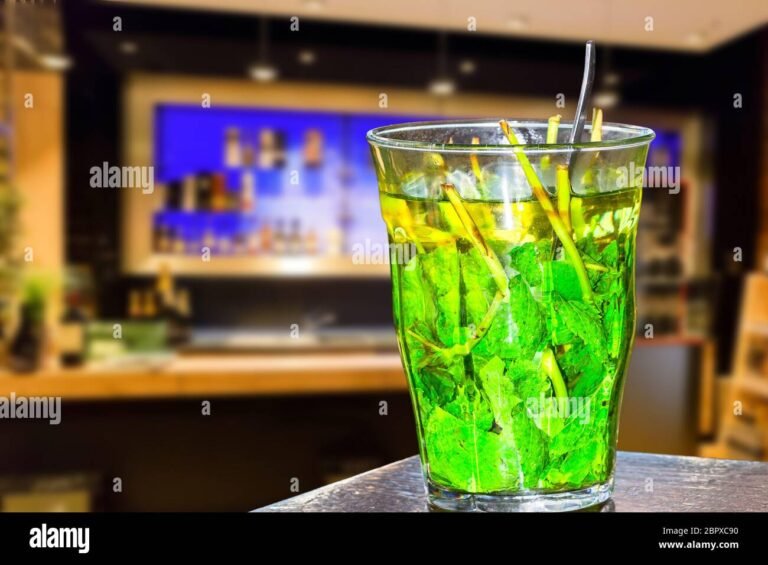 un cocktail colorato servito in un elegante bar