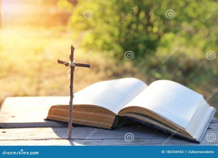 un crocifisso con luce divina sullo sfondo