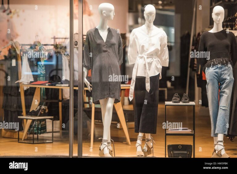 un elegante manichino in una boutique