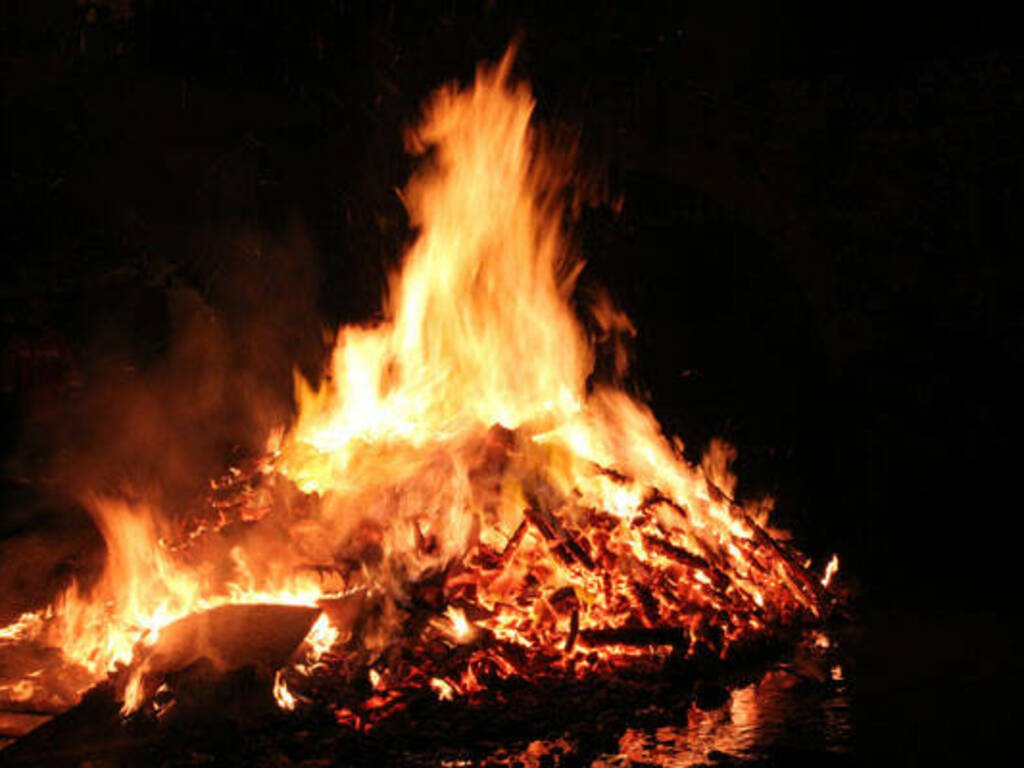 un falo tradizionale durante la festa
