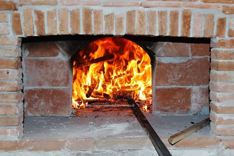 un forno a legna tradizionale in funzione