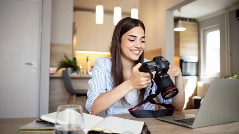 un fotografo al lavoro in un studio