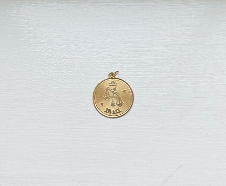 un gioiello doro brillantinato su una bilancia