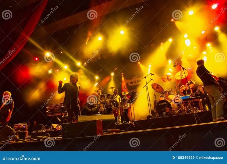 un grande palcoscenico con musicisti in azione