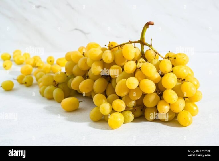 un grappolo duva dorato su sfondo naturale