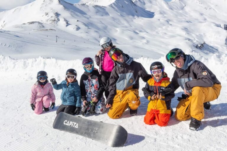 Big Air Ancona: Quali sono le attrazioni e gli eventi da non perdere 40 un gruppo di persone che fa snowboard