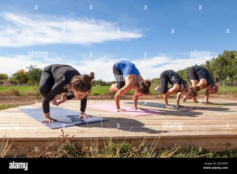 Dove praticare yoga a Roma: le migliori scuole e corsi disponibili 30 un gruppo di persone che pratica yoga allaperto