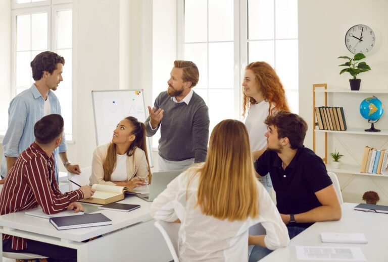 un gruppo di persone in un colloquio di lavoro