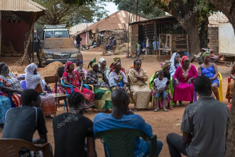 un gruppo di persone in un incontro comunitario