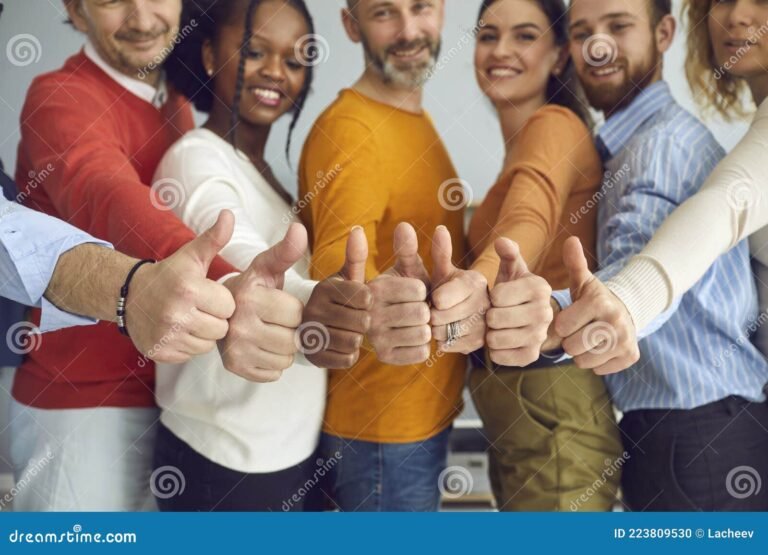 un gruppo di persone sorridenti e diverse